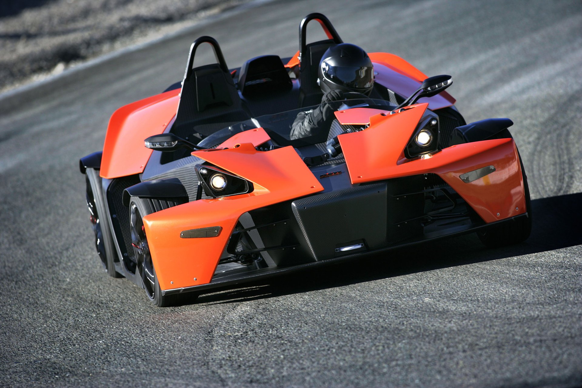 ktm x-bow voiture de sport piste orange pilote casque autriche voitures de sport transport véhicules à moteur sport course