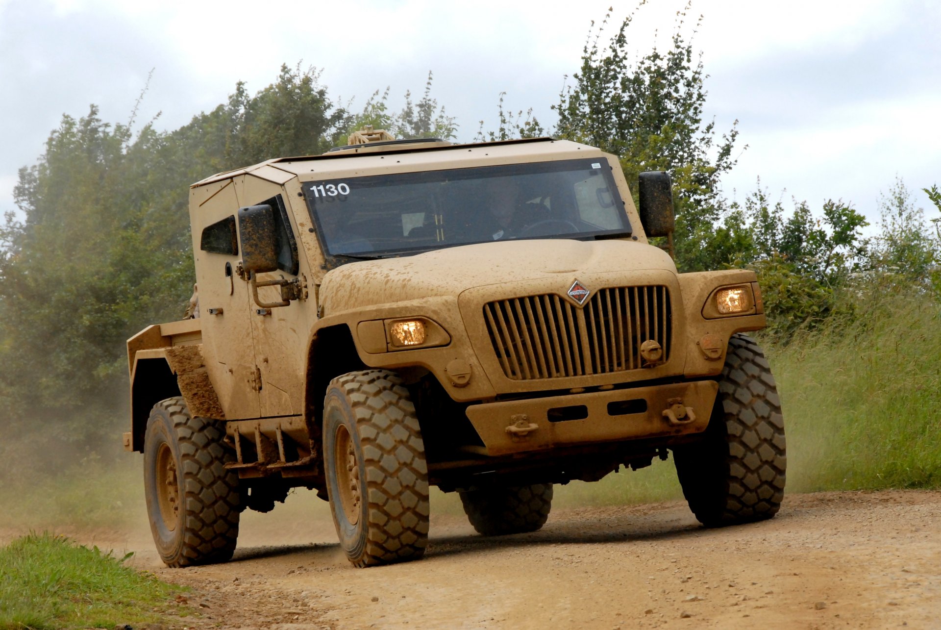 straße navistar defense schwer auto erhöht durchgängigkeit gras bäume