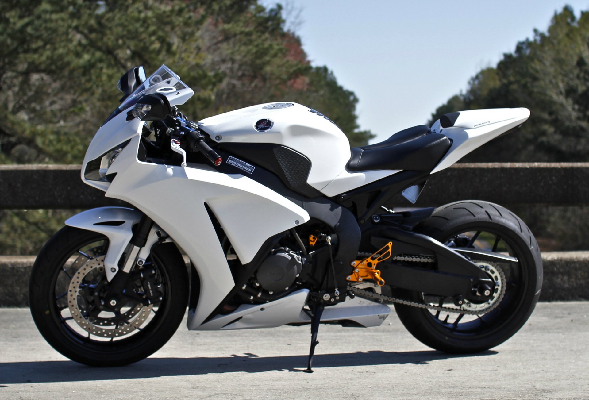 honda cbr1000rr blanc honda moto ciel arbres