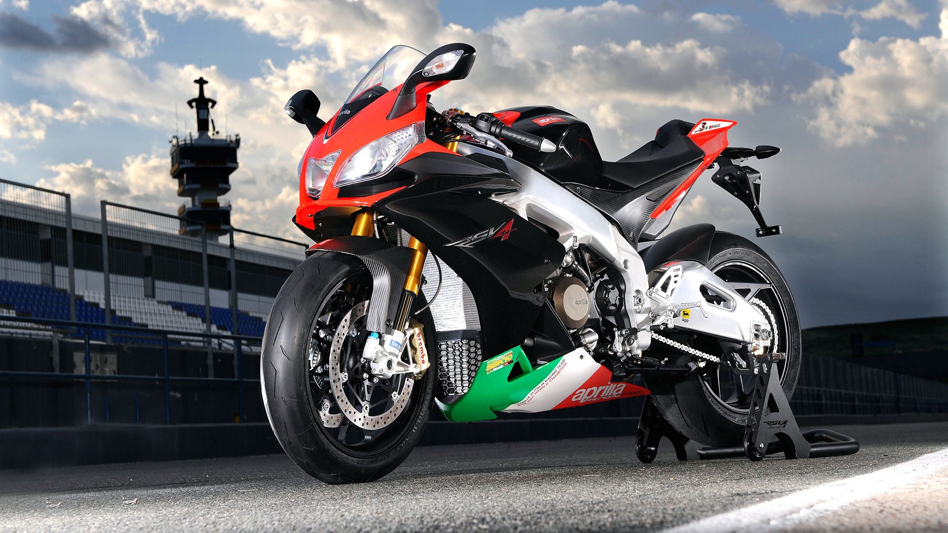 biaggi aprilia aprilia rsv4 sportbike motorrad moto aprilia italien sbk superbike fahrrad wolken asphalt stadion motorrad hi-tech motorrad