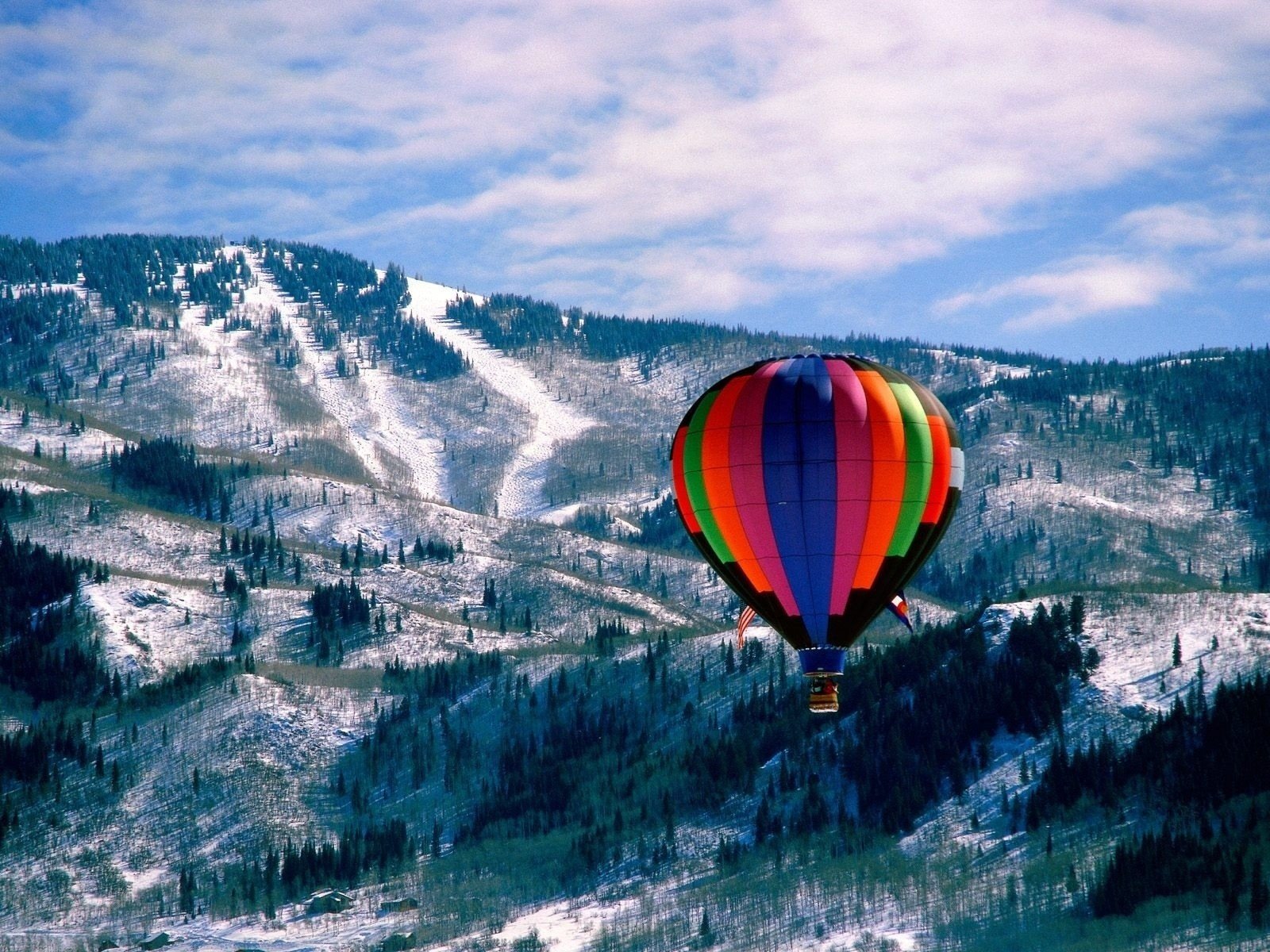 zjazdy droga góry niebo zima śnieg las balon wielobarwny lot