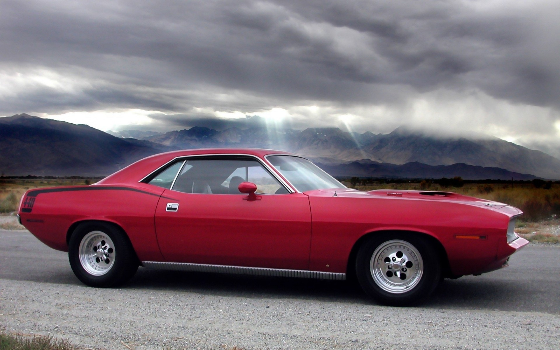 voiture rouge cuda muscle car