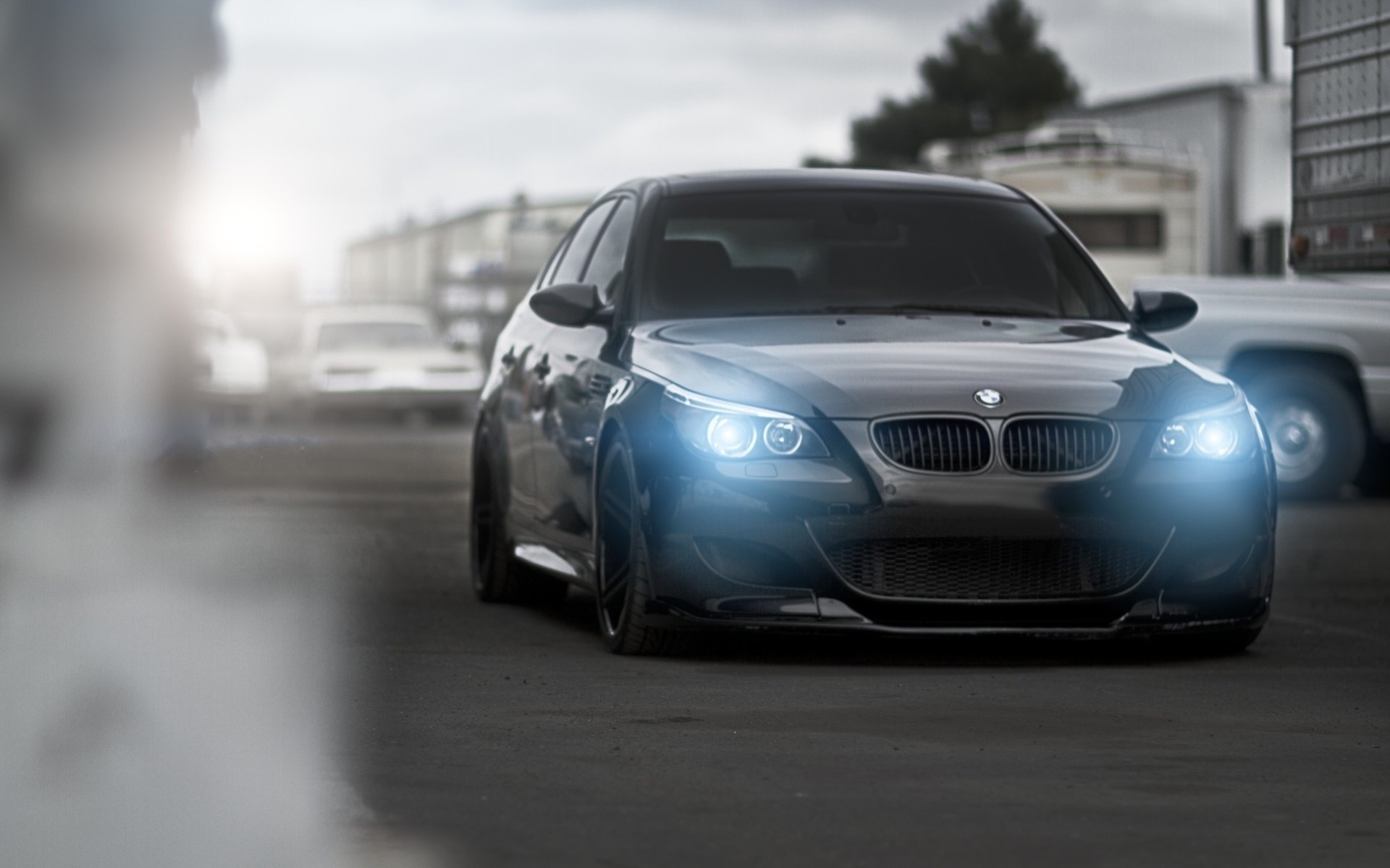 m5 bmw czarny sedan widok z przodu reflektory sport e60