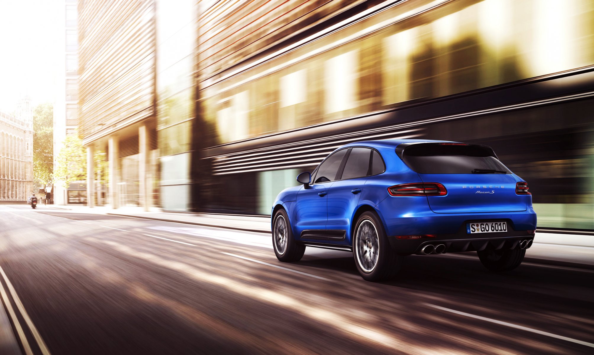 porsche macan suv auto blu auto vista posteriore in movimento strada città