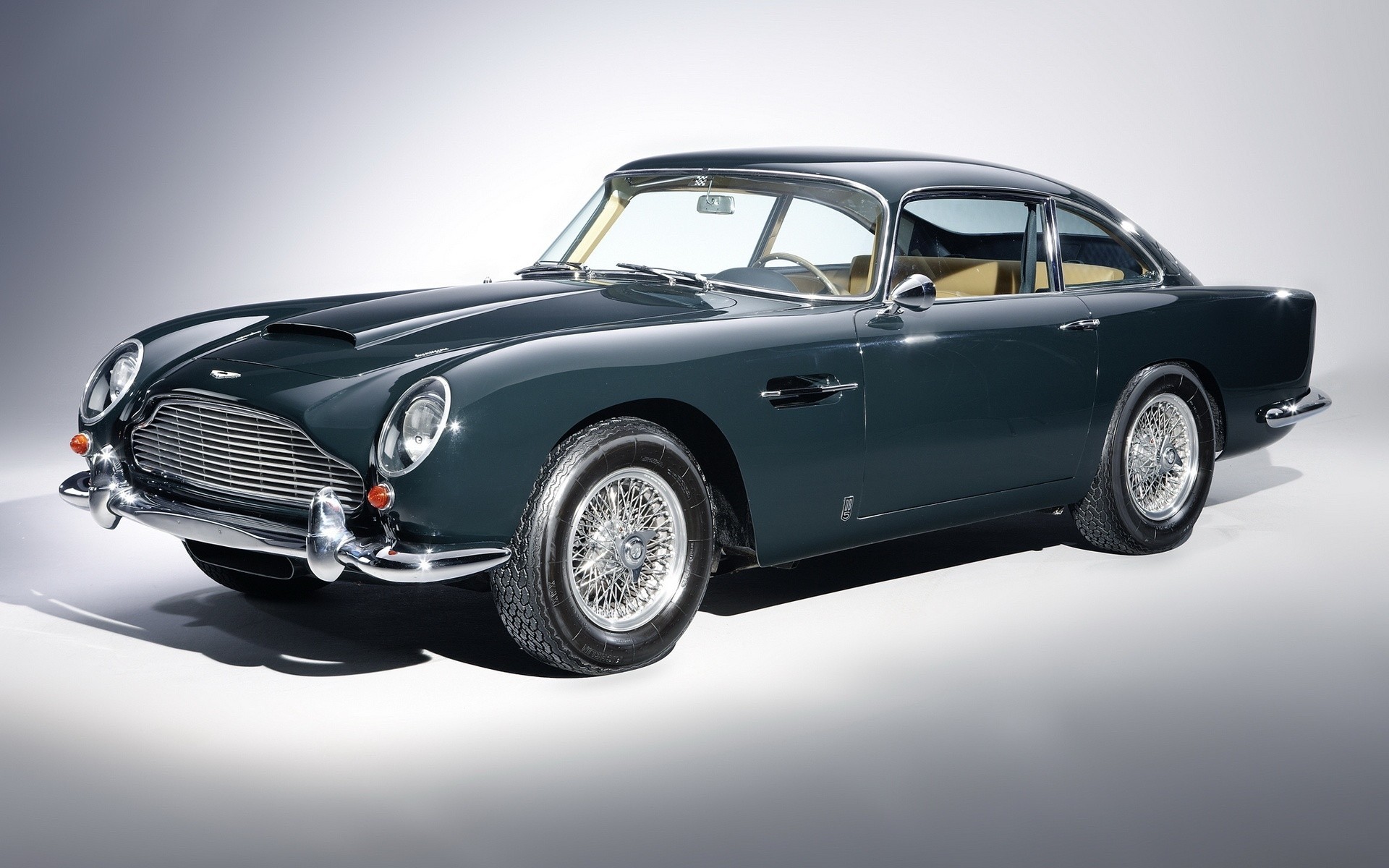 серый автомобиль db5 aston martin