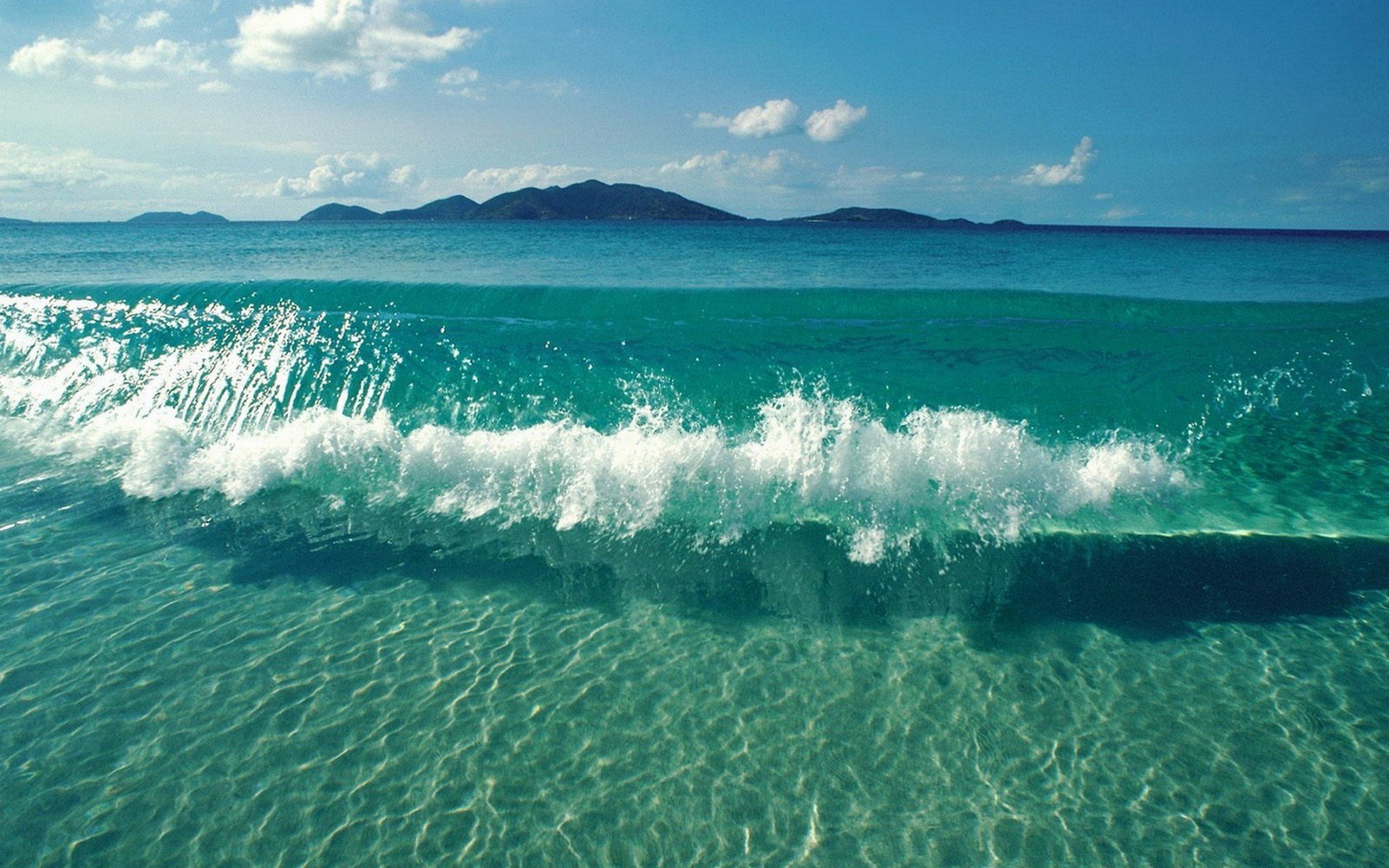 isla en la distancia mar cielo ola agua vista costa montañas costa azul agua clara