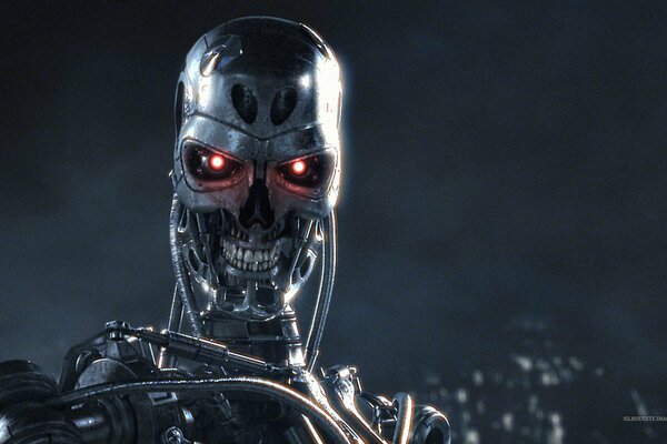 El siniestro Terminator sonríe y brilla con metal