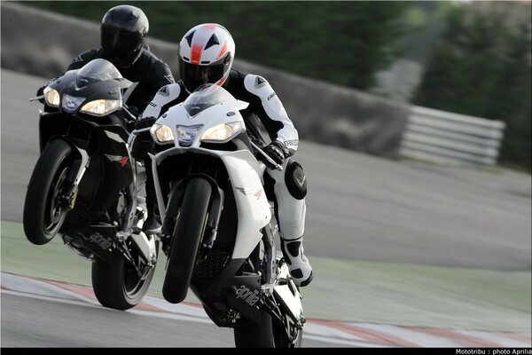 Deux motards sur des vélos de sport