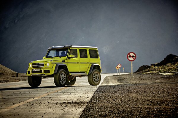 Verde Mercedes Benz en BRABUS kits de carrocería en la carretera de montaña