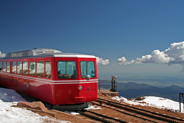 Train sur le chemin de fer sur fond de paysage de montagne