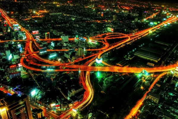 Ville de nuit dans les lumières