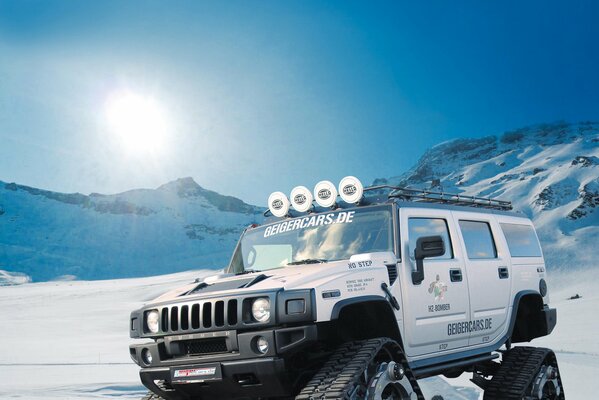 Hummer-SUV mit Raupen statt Rädern im Schnee