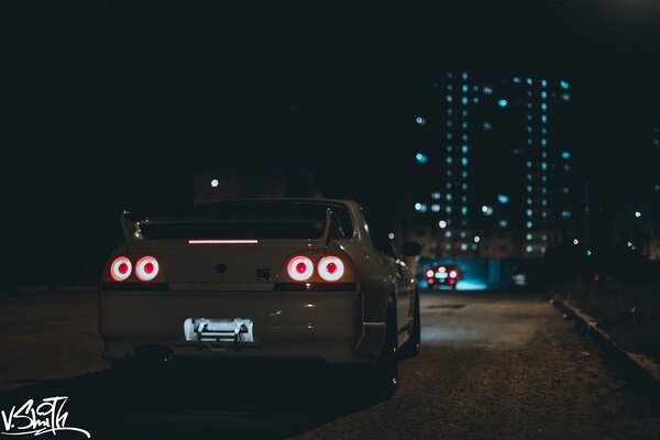 Coche en el fondo de la ciudad nocturna