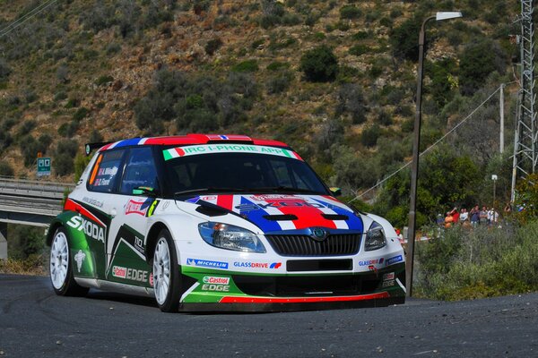 Skoda Fabia che si esibisce al Rally