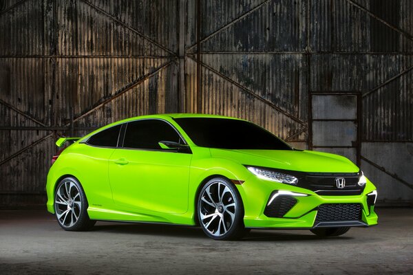 Vert clair Honda Civic dans le garage