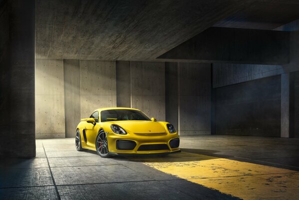 Porsche Cayman nel parcheggio sotterraneo