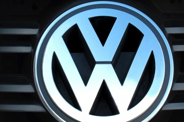 Emblemat Volkswagena na kratce