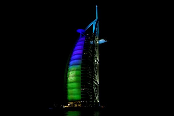 Torre de vela en los Emiratos Árabes Unidos contra el cielo nocturno