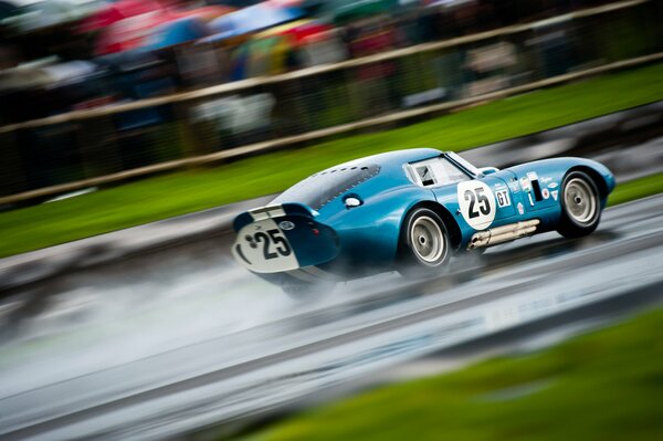 Shelby Cobra auto in pista