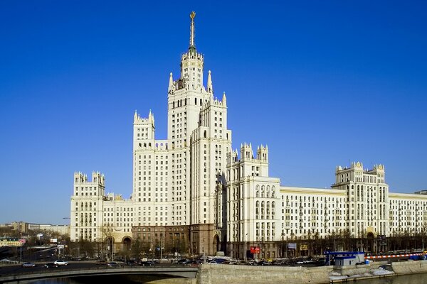 Grande edificio bianco sulla riva del fiume