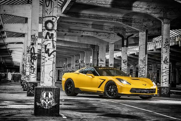 La chevrolet Corvette gialla mostra i suoi muscoli