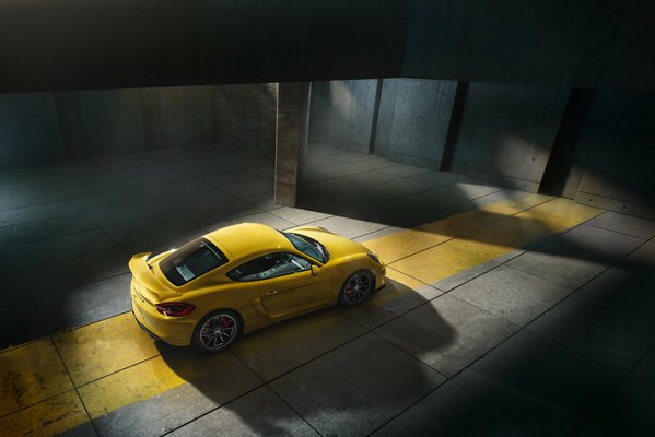 Porsche Cayman amarillo en la penumbra