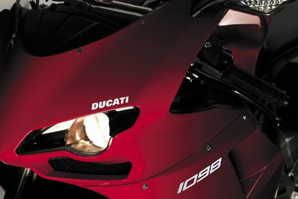 Phare rouge moto ducati