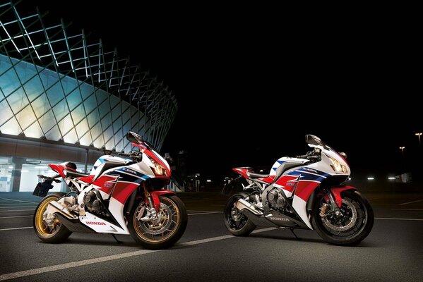 Por la noche blanco Honda CBR1000RR