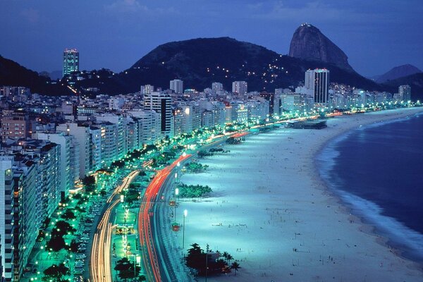 Ville nocturne de Rio de Janeiro sur la plage