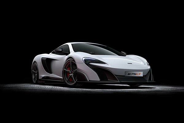 Weißer Sportwagen mclaren 675lt 2015 Vorderansicht