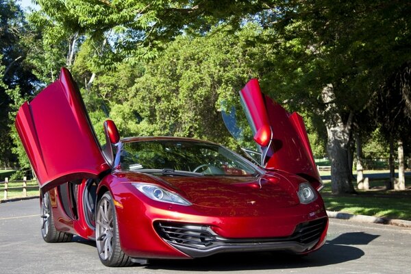 Rotes Mclaren-Auto mit angehobenen Türen