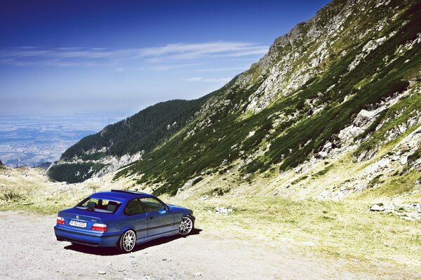 Blaue Farbe des Autos auf dem Hintergrund der Berge