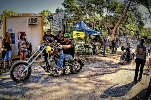 Grand double-Club de motards en Espagne