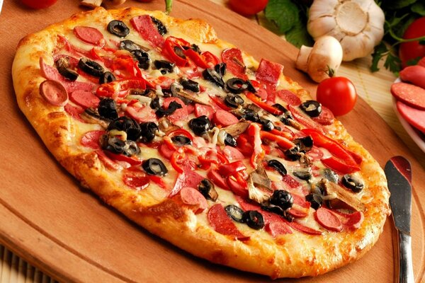 Delicious pizza with olives and tomatoes