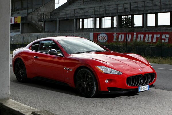 Maserati rouge sportif dans l arène