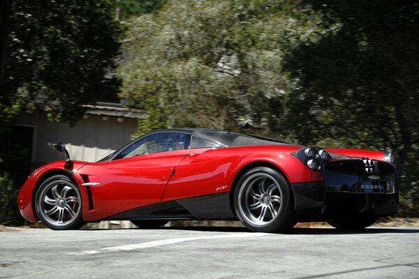 Czerwony supersamochód pagani huayra na ulicy