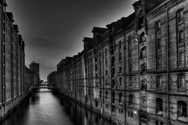 Canal noir et blanc entre les murs de la ville