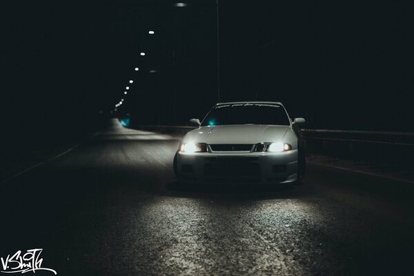 Weißes Auto auf nasser Straße