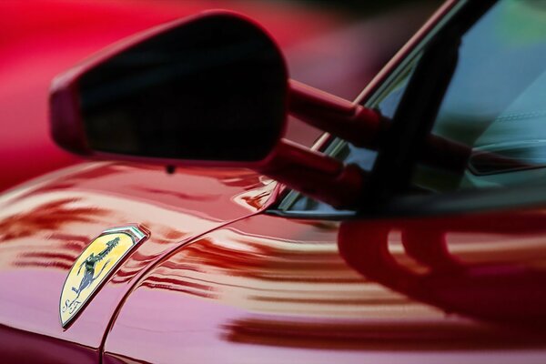 Espejo rojo de Ferrari con cristales oscuros