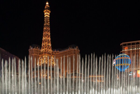 Iluminacje fontanny w nocnym Las Vegas