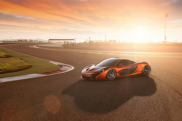 McLaren orange sur la piste de course