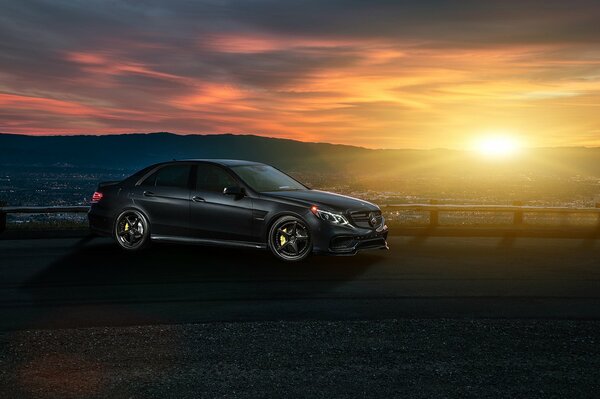 Voiture mercedes-benz en harmonie avec la nature