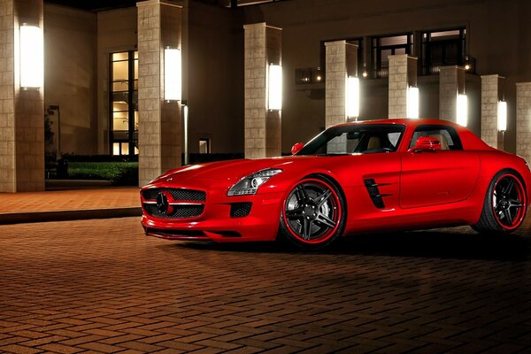 Czerwony samochód mersedes-benz sls amg