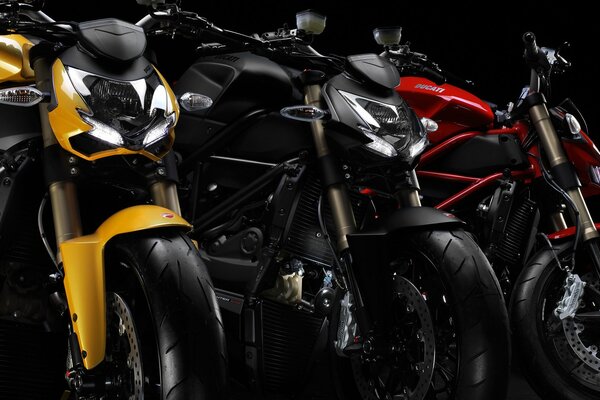 Jaune noir et rouge motos ducati streetfighter debout dans une rangée