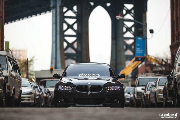 Coche BMW 335i en el fondo de los BCS del puente