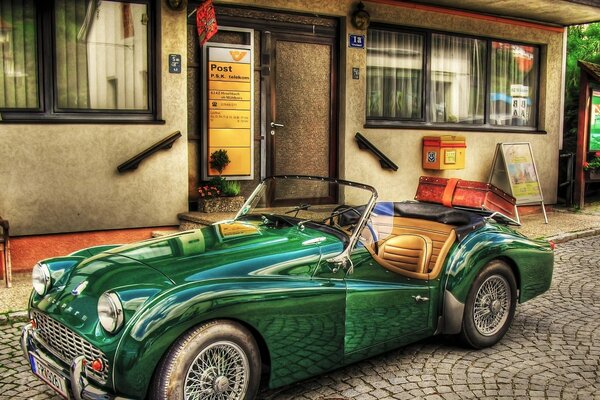 Grünes Retro-Cabrio in der Stadtstraße