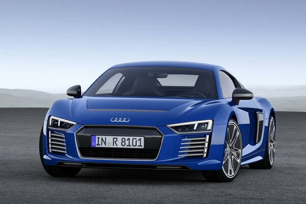 Bleu audi r8 se précipite vers l aventure