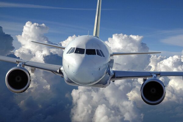 Weißes Flugzeug fliegt in den Wolken