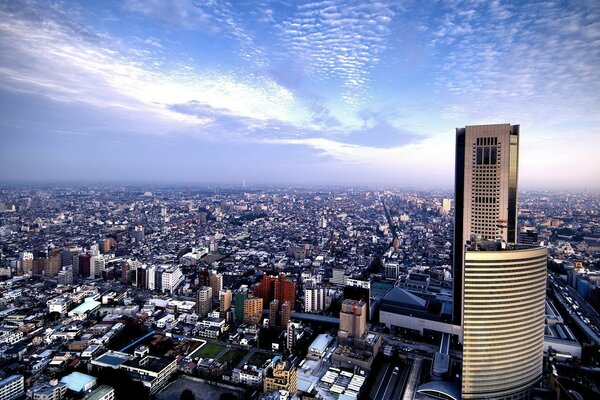 Horizonte con el cielo y las nubes sobre los edificios