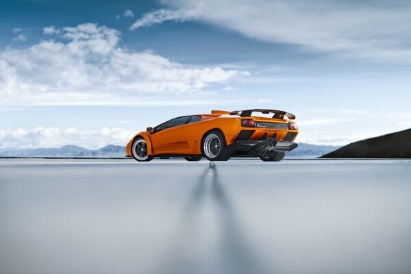 Ein prestigeträchtiges Auto der Marke Lamborghini in Orange